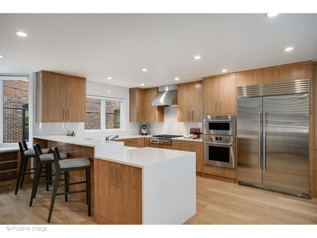 1307 N Sutton Place, Chicago, IL 60610