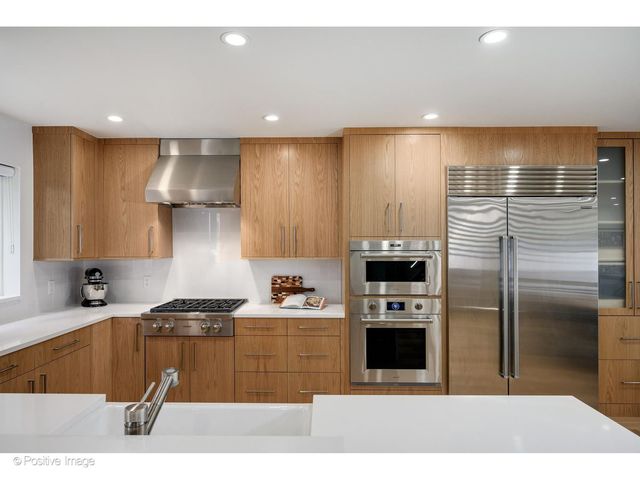 1307 N Sutton Place, Chicago, IL 60610