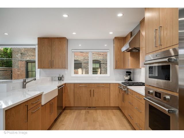 1307 N Sutton Place, Chicago, IL 60610