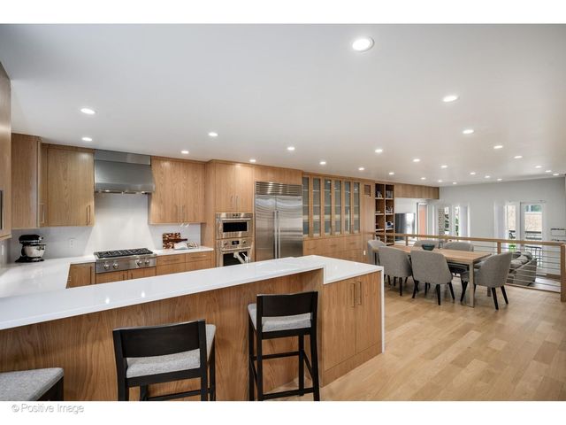 1307 N Sutton Place, Chicago, IL 60610