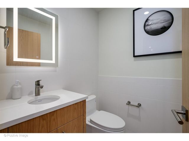 1307 N Sutton Place, Chicago, IL 60610