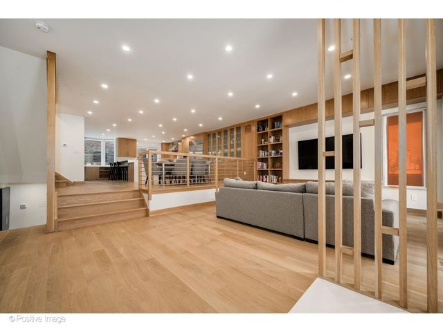 1307 N Sutton Place, Chicago, IL 60610