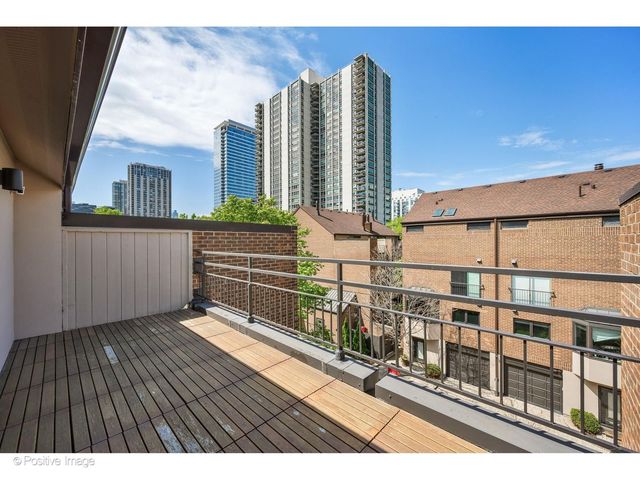 1307 N Sutton Place, Chicago, IL 60610