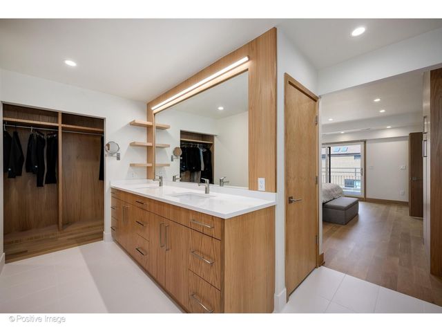 1307 N Sutton Place, Chicago, IL 60610