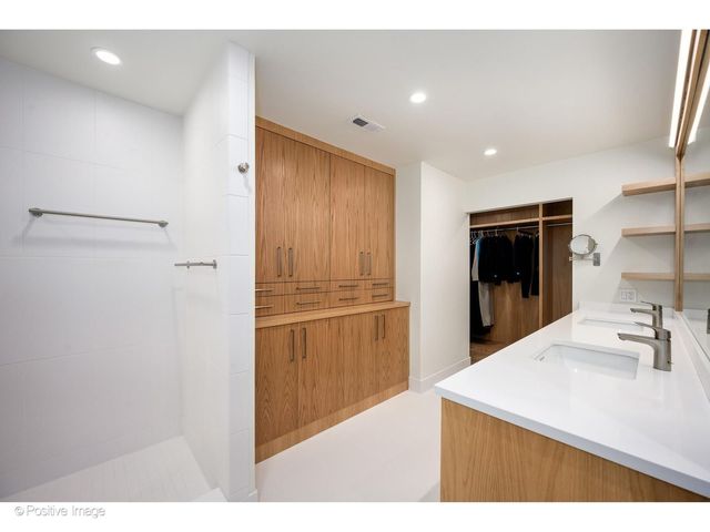 1307 N Sutton Place, Chicago, IL 60610
