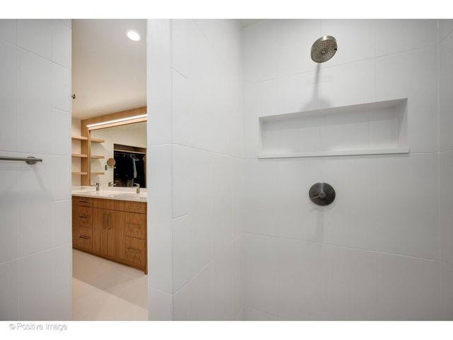 1307 N Sutton Place, Chicago, IL 60610