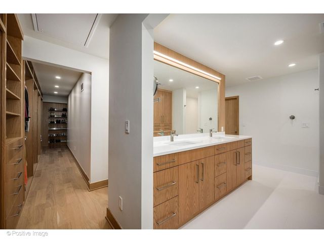 1307 N Sutton Place, Chicago, IL 60610