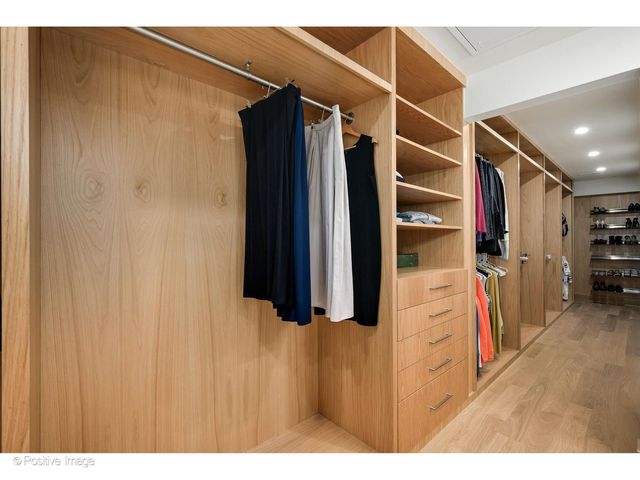 1307 N Sutton Place, Chicago, IL 60610