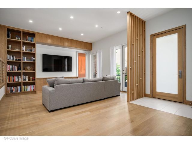 1307 N Sutton Place, Chicago, IL 60610