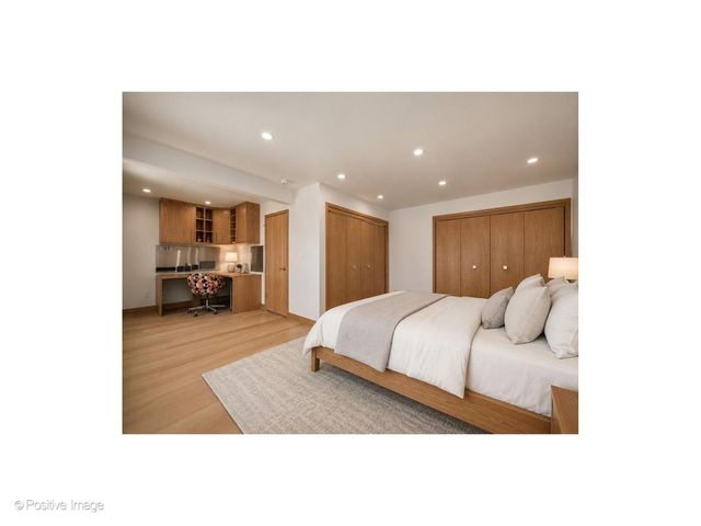 1307 N Sutton Place, Chicago, IL 60610