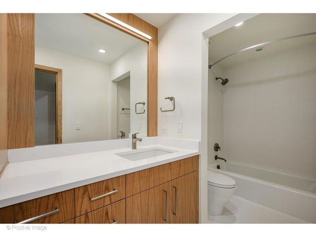 1307 N Sutton Place, Chicago, IL 60610