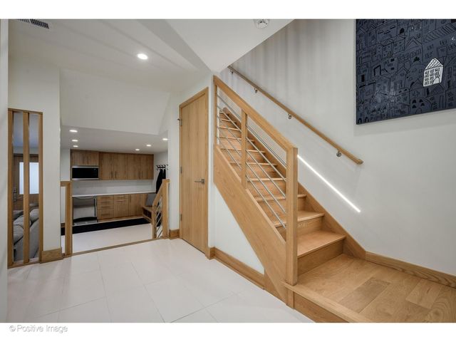 1307 N Sutton Place, Chicago, IL 60610