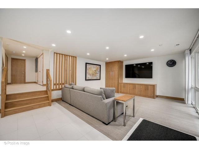 1307 N Sutton Place, Chicago, IL 60610