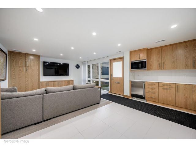 1307 N Sutton Place, Chicago, IL 60610