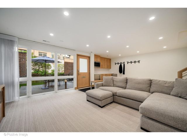 1307 N Sutton Place, Chicago, IL 60610
