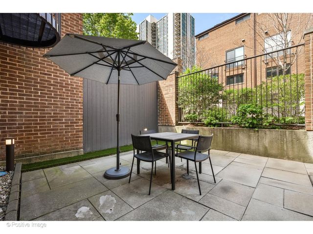 1307 N Sutton Place, Chicago, IL 60610