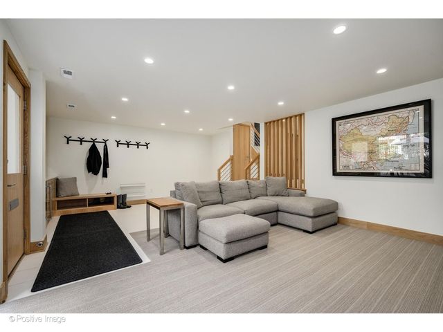 1307 N Sutton Place, Chicago, IL 60610