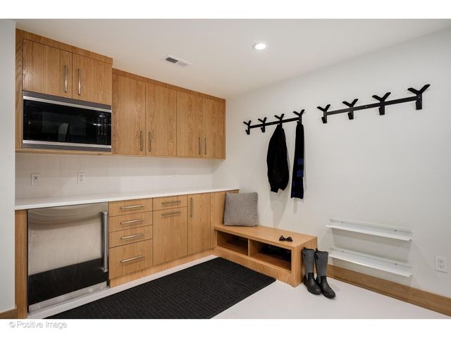 1307 N Sutton Place, Chicago, IL 60610