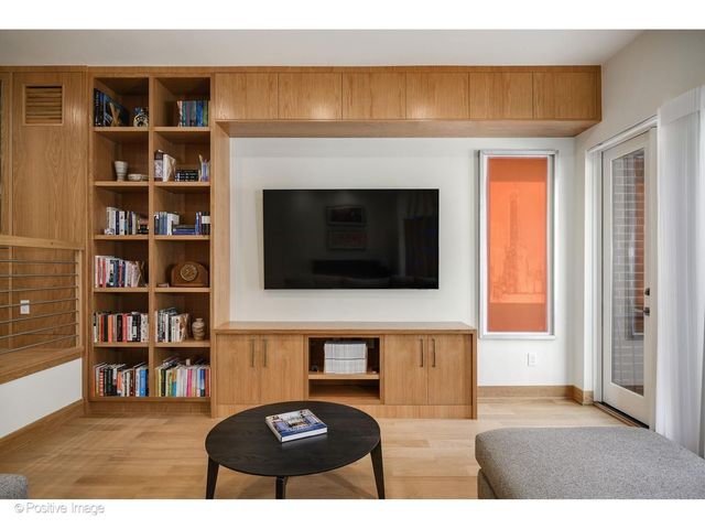 1307 N Sutton Place, Chicago, IL 60610