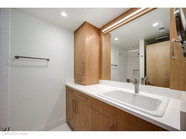 1307 N Sutton Place, Chicago, IL 60610