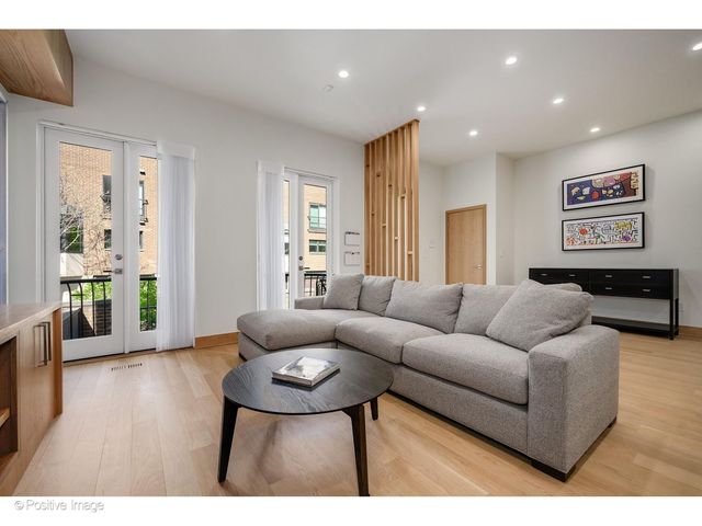 1307 N Sutton Place, Chicago, IL 60610