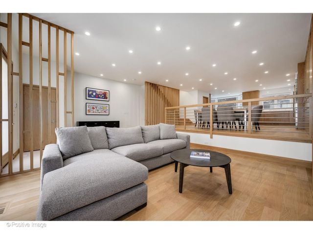 1307 N Sutton Place, Chicago, IL 60610