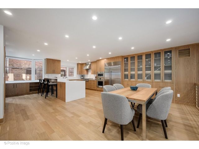 1307 N Sutton Place, Chicago, IL 60610
