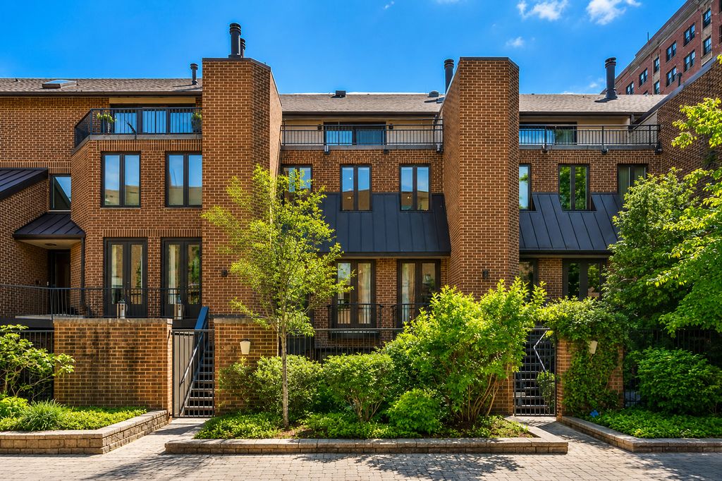 1307 N Sutton Place, Chicago, IL 60610
