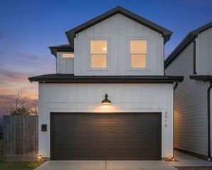 2710 Noble Street, Houston, TX 77026