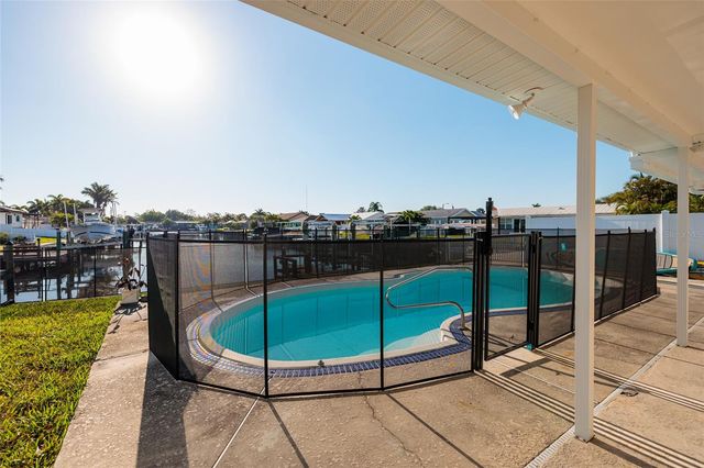 9773 1ST STREET NE, St Petersburg, FL 33702