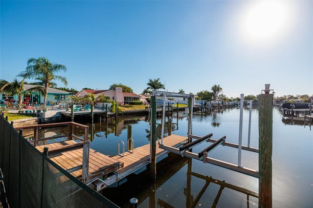 9773 1ST STREET NE, St Petersburg, FL 33702