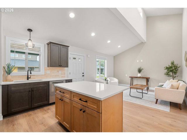 12252 Meadowlawn Dr, Oregon City, OR 97045