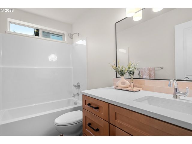 12252 Meadowlawn Dr, Oregon City, OR 97045