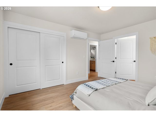 12252 Meadowlawn Dr, Oregon City, OR 97045