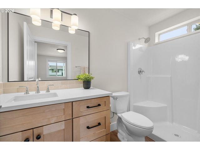 12252 Meadowlawn Dr, Oregon City, OR 97045