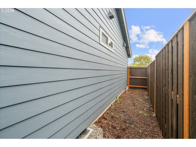 12252 Meadowlawn Dr, Oregon City, OR 97045