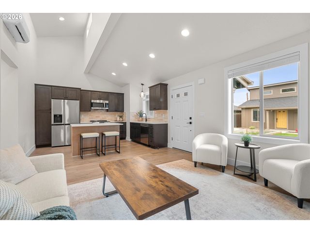 12252 Meadowlawn Dr, Oregon City, OR 97045