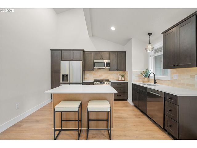 12252 Meadowlawn Dr, Oregon City, OR 97045