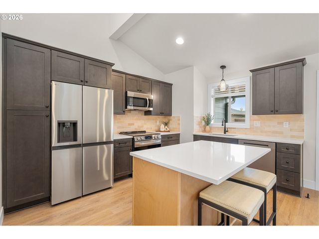 12252 Meadowlawn Dr, Oregon City, OR 97045