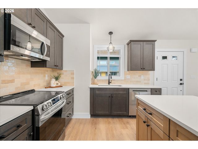 12252 Meadowlawn Dr, Oregon City, OR 97045