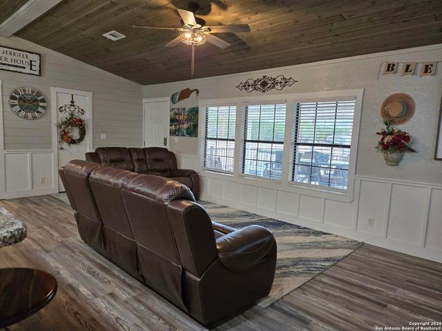 464 Jim Davis Place, Leakey, TX 78873