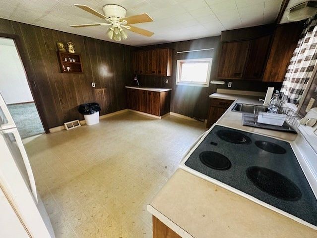 2440 Racetrack Rd, Youngwood, PA 15672