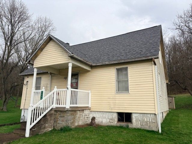 2440 Racetrack Rd, Youngwood, PA 15672