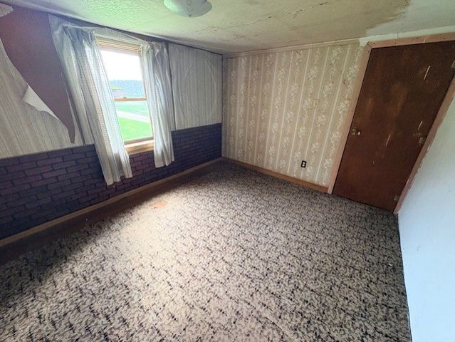 2440 Racetrack Rd, Youngwood, PA 15672