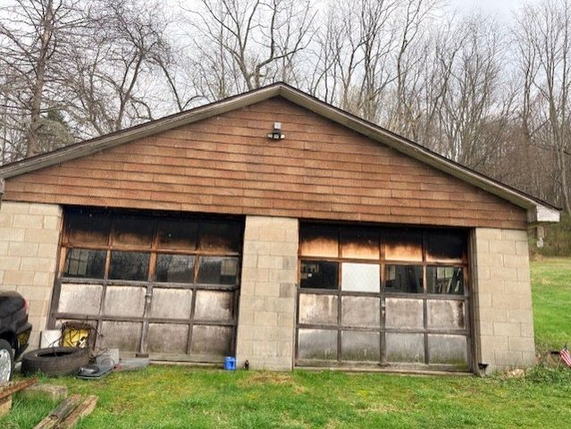 2440 Racetrack Rd, Youngwood, PA 15672