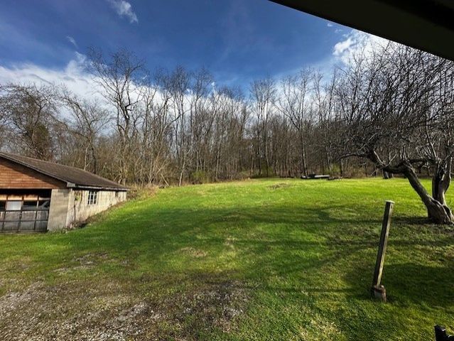 2440 Racetrack Rd, Youngwood, PA 15672