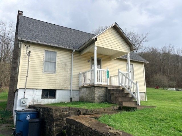 2440 Racetrack Rd, Youngwood, PA 15672