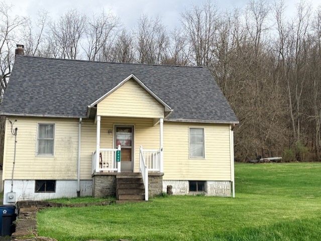 2440 Racetrack Rd, Youngwood, PA 15672