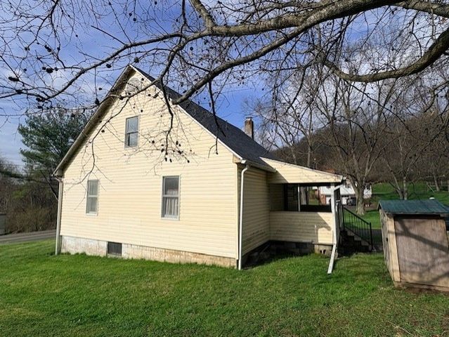 2440 Racetrack Rd, Youngwood, PA 15672