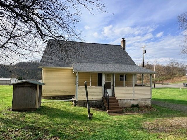 2440 Racetrack Rd, Youngwood, PA 15672